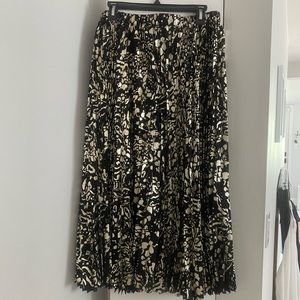 H&M black and gold printed skirt pleated 16
